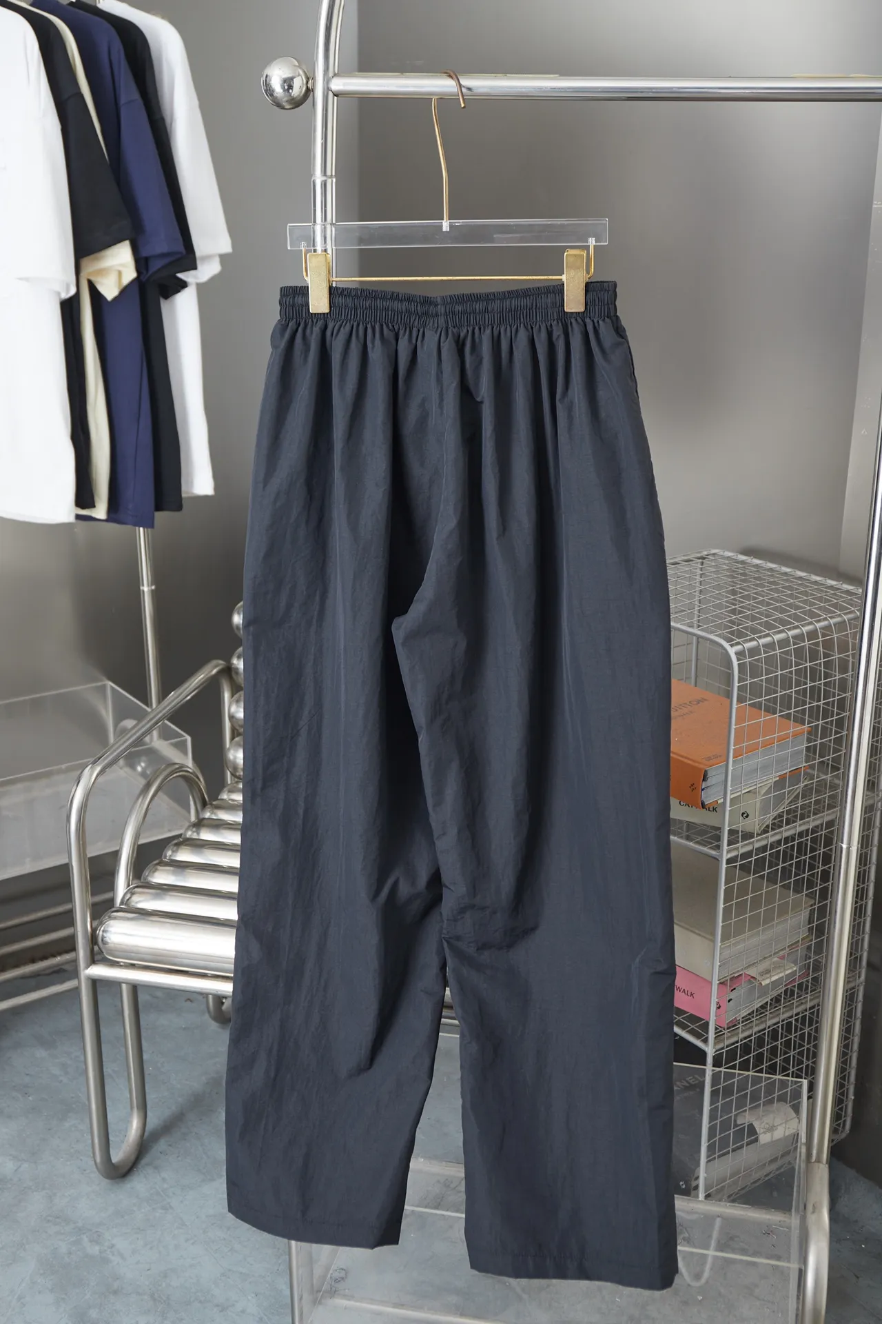 Balenciaga 𝘽𝘼𝙇𝙀𝙉𝘾𝙄𝘼𝙂𝘼 BLCG 25SS 71 Lamborghini co-branded printed waterproof jacket trousers Light luxury A must-have item for men and women’s daily commuting Correct version Welcome to compare Detailed features · Customized matte Taslan jacket fabric · The entire fabric is pre-treated with a waterproof coating · The interior is made of three-grade polyester bird's eye mesh · OS ultra-loose silhouette design · Side hidden pocket design · Elastic waistband design · Imported environmentally friendly glue screen printing technology · Original main mark washed tag brand packaging Color: Black Size: 46/48/50/52